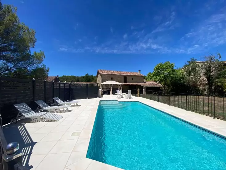 CHF 1'200.– Maison ancienne de charme  avec piscine à louer dans le Gard
